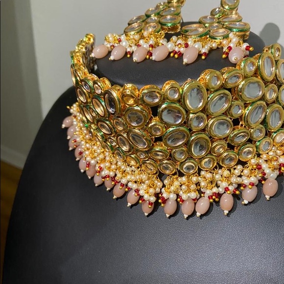 Kundan and semi precious stones Indian wedding jewellery set - Picture 4 of 8